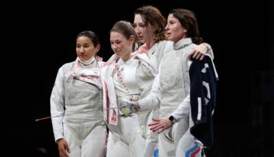 Женская сборная ОКР выиграла золото в командных соревнованиях по фехтованию на рапирах