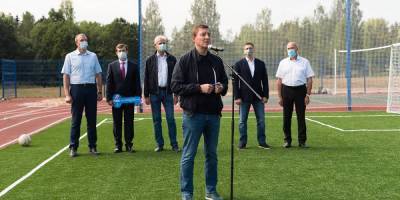Турчак принял участие в открытии школьного стадиона в Струго-Красненском районе Псковской области