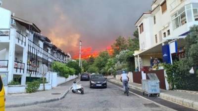 Туристов эвакуировали из отелей Мармариса из-за лесного пожара