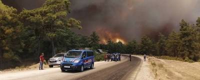 В Турции начали эвакуацию отелей в Мармарисе из-за лесных пожаров