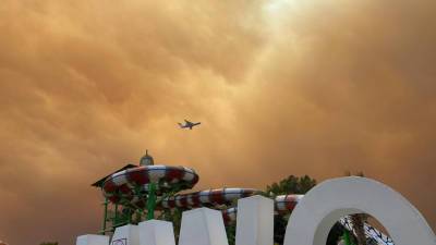 Туристов эвакуируют из отелей в турецком Мармарисе из-за лесного пожара