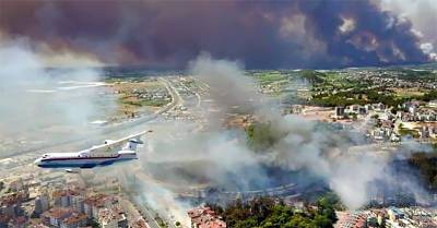 Российские самолеты Бе-200 тушат лесные пожары на юге Турции