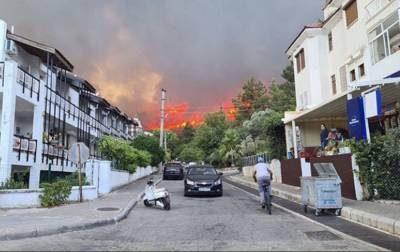 Лесные пожары в Турции снова дошли до Мармариса: туристов эвакуируют