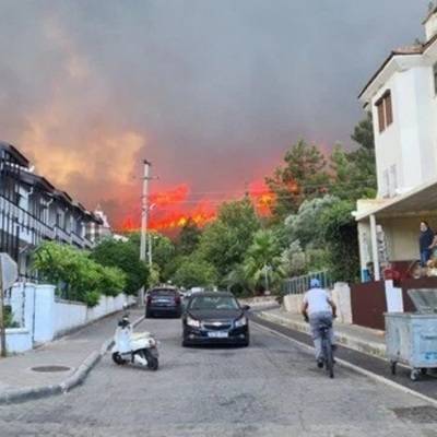 Эвакуация отелей началась на турецком курорте Мармарис, где бушует лесной пожар