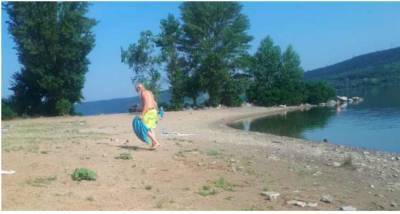 Турист из Германии каждое утро убирает от мусора пляж на Буковине - lenta.ua - Украина - Киев - Германия