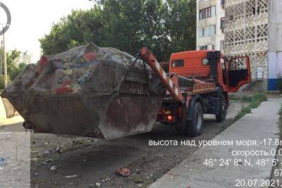 В Астрахани ликвидировали стихийную свалку на рынке в микрорайоне Бабаевского