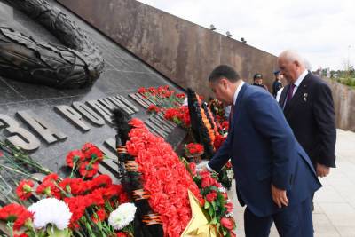 Игорь Руденя возложил цветы к Ржевскому мемориалу