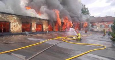 В Ужгороде более 40 спасателей тушат пожар на территории завода (ФОТО)