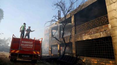 Число пострадавших от лесных пожаров в Турции возросло до 183