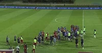 Армянский футболист Мхитарян подрался с соперником прямо на поле