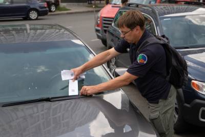 Депутат Київради заявив, що влада планує зробити платним паркування у дворах будинків столиці. КМДА вже заперечила цю інформацію