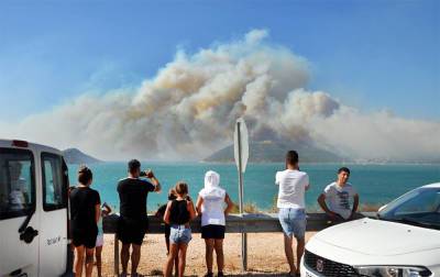 В турецком Мармарисе из-за пожаров началась эвакуация туристов