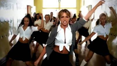 Видео из Сети. Видео из клипа "Britney Spears – ...Baby One More Time"