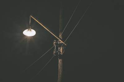 Недостающие фонари устанавливают на Рижском проспекте в Пскове