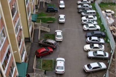 КГГА заявили, что парковки во дворах домов останутся бесплатными