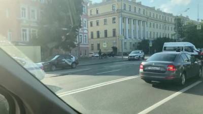 На Петроградской набережной произошло ДТП с участием BMW и маршрутки МЧС