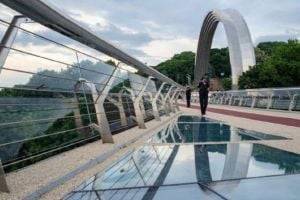 В Киеве на мосту Кличко разбили два стекла