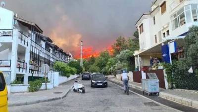 На популярном турецком курорте эвакуируют отели из-за лесных пожаров