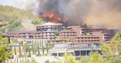 "Горят отели": лесные пожары в Турции подступают к курортному городу Бодрум (фото, видео)