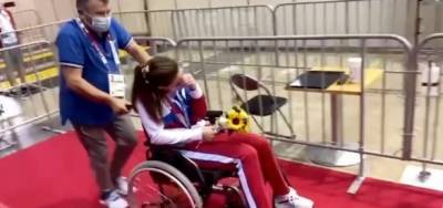 Травмированная рапиристка из России помогла команде взять золото и покинула зал на коляске