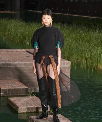Платья с вырезом для ног, деконструированные плащи и брюки с вшитыми платками в коллаборации H&M x Toga