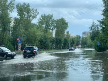 После дневного ливня в Череповце, ответственных за работу дождевой канализации назвали «гондольерами»