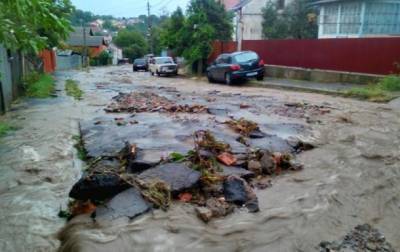 В Черновцах прошли ливни и ураган