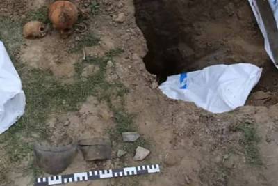 Россиянин нашел древнее захоронение, когда копал яму для туалета