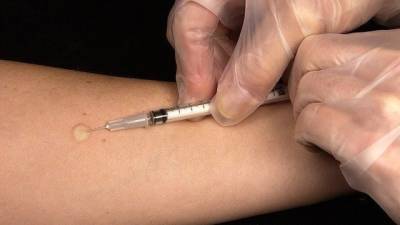 Израиль одобрил третью COVID-прививку