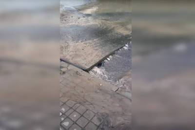 Из-за испытаний теплосетей на Васильевском острове прорвало трубу и затопило проспект КИМа