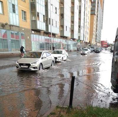 «Первый уличный бассейн»: жители Мурино жалуются на затопленную дорогу