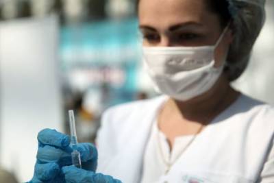 Израиль начал вакцинацию старших возрастов третьей дозой Pfizer