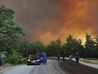 Лесные пожары в Турции распространились на несколько провинций. Огонь подбирается к курортам