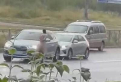 Обнаженный мужчина кидался на машины в Петербурге
