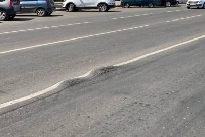 В Астрахани деформировался асфальт на обновлённой дороге