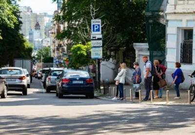 В Киеве вводят плату за парковку возле жилых домов