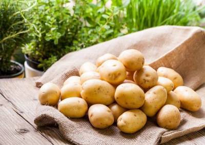 Как быстро очистить молодой картофель без ножа? 2 простых способа