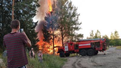 Очевидцы поделились кадрами огромного столпа пламени в деревне Селезнево