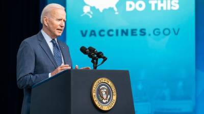 Байден предложил выплачивать американцам по 100 долларов за вакцинацию от COVID-19