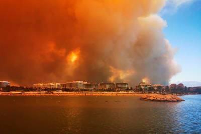 В Турции бушуют лесные пожары: туристов эвакуируют из отелей