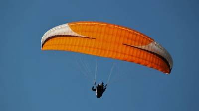 Екатеринбуржец прыгнул с парашютом с высотки и всех перепугал приземлением на авто - 5-tv.ru - Екатеринбург