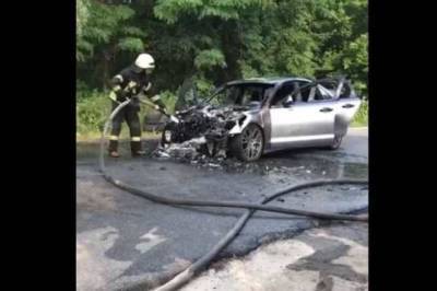 У Києві на ходу загорілась елітна автівка