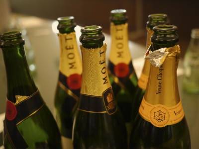 В РФ приняли закон, по которому шампанскими могут называться только вина местного производства. Moet остановила поставки продукции