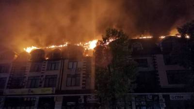 Видео: кровля жилого пятиэтажного дома полыхает на Кубани