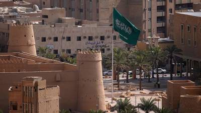 Саудовская Аравия приостановила въезд из четырех стран из-за COVID-19