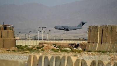 СМИ: Местные жители разграбили авиабазу Баграм сразу после ухода войск США