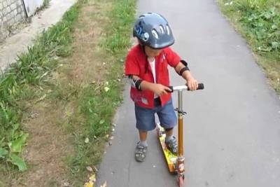 В Новосибирске 6-летнего мальчика на самокате сбила «Газель»