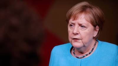 Меркель высказала Джонсону беспокойство из-за полных трибун на матчах Евро