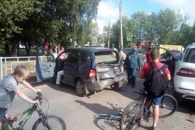 Mercedes Benz - В Иванове пьяный водитель устроил аварию с участием пяти автомобилей - mkivanovo.ru