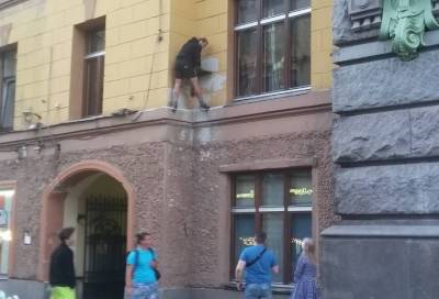 Мелочь, а неприятно: молодой человек «обокрал» памятник коту Елисею в Петербурге